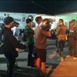 Personel Satpol PP Padang mengamankan muda-mudi yang nongkrong di Jalan Khatib Sulaiman