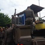 Personel Satpol PP Padang mengangkut gerobak PKL di daerah Nanggalo
