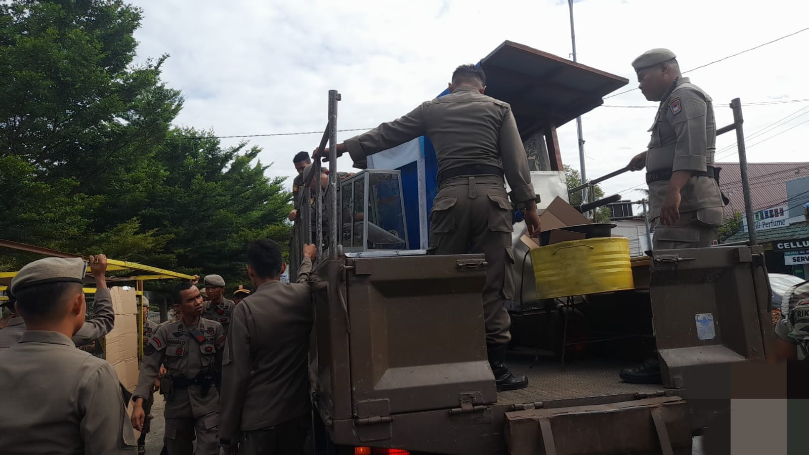 Personel Satpol PP Padang mengangkut gerobak PKL di daerah Nanggalo