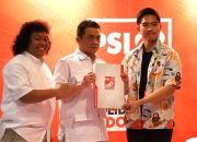 Kaesang Pangarep Serahkan Dukungan PSI untuk Ariza-Marshel di Tangsel