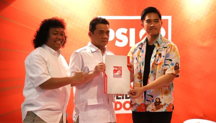Kaesang Pangarep Serahkan Dukungan PSI untuk Ariza-Marshel di Tangsel