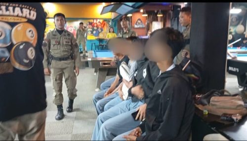 Enam siswa SMK yang kedapatan membolos dan main biliar di kawasan Padang Barat, Selasa (23/7) siang, diamankan Satpol PP dan mendapat hukuman disiplin di Mako Satpol PP. (ist)