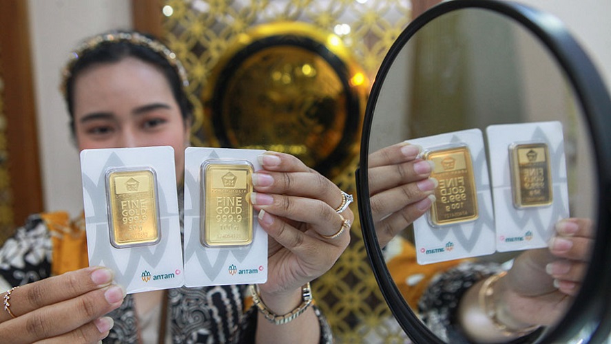 Seorang wanita menunjukkan emas Antam di Galeri 24, Jakarta, Selasa (21/5/2024). (Foto: Bloomberg Technoz/Andrean Kristianto)