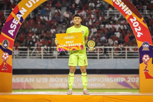 Ikram Algiffari yang merupakan penjaga gawang klub Semen Padang FC, meraih penghargaan sebagai kiper terbaik pada turnamen Piala AFF U-19. (ist)