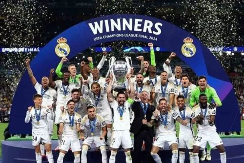 Pemain Real Madrid mengangkat trofi usai memenangi Liga Champions 2023/2024 di Wembley Stadium, London, Inggris. (ist)