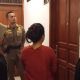 Petugas Satpol PP Kota Padang melakukan pemeriksaan di salah satu hotel di kawasan Kecamatan Padang Barat, Kota Padang, Senin (29/7) malam. (ist)