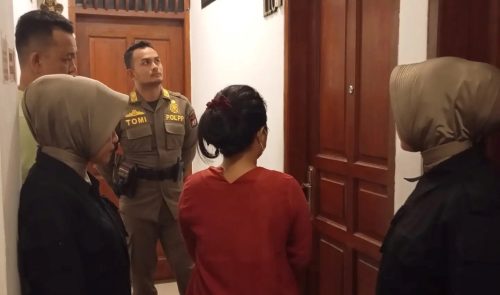 Petugas Satpol PP Kota Padang melakukan pemeriksaan di salah satu hotel di kawasan Kecamatan Padang Barat, Kota Padang, Senin (29/7) malam. (ist)