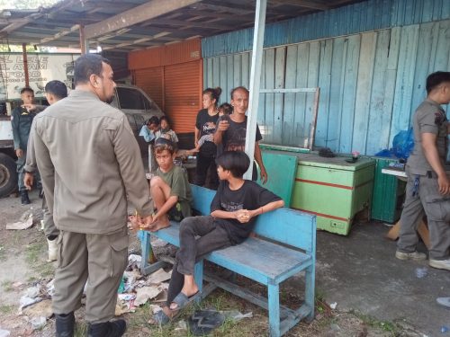 Satpol PP Kota Pariaman amankan belasan pengemis di Simpang Jati Kota Pariaman. (ist)
