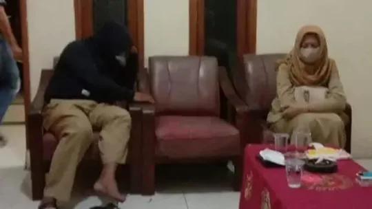 PNS Mojokerto yang digerebek suami karena selingkuh. (Foto: Istimewa)