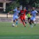 Pemain Semen Padang FC Kenneth Ngwoke berusaha melawati hadangan pemain PSS Sleman saat kedua tim bersua dalam lanjutan pekan ketiga BRI Liga 1 2024/2025, Senin (26/8). (ist)