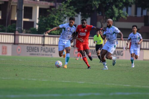 Pemain Semen Padang FC Kenneth Ngwoke berusaha melawati hadangan pemain PSS Sleman saat kedua tim bersua dalam lanjutan pekan ketiga BRI Liga 1 2024/2025, Senin (26/8). (ist)