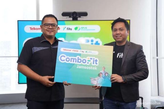 I Putu Wiradana, Deputi Bidang Kepesertaan Program Khusus dan Keagenan BPJS Ketenagakerjaan, dan Reynazran Royono, CEO Fita saat melakukan peluncuran paket ComboFit Jamsostek. (Foto: Istimewa)