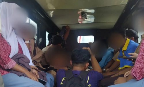 Puluhan pelajar SMA terjaring razia rutin yang dilalukan Satpol PP Padang, Kamis (1/8) di kawasan Lubeg dan GOR H Agus Salim Padang. Sebagian pelajar diamakan saat nongkrong di warung dan juga ada yang kedapatan main domino. (ist)