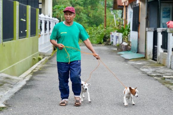 Masyarakat yang membawa hewan peliharaannya di Padang Panjang agar di vaksinasi rabies. (Foto: Diskominfo)