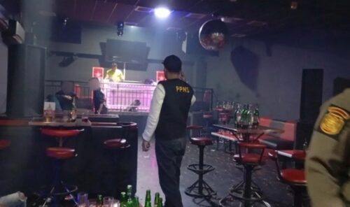 Petugas Satpol PP Kota Padang membubarkan aktivitas kafe karaoke di kawasan Padang Barat, yang masih beroperasi hingga pukul 04.00 subuh, Minggu (11/8) dinihari WIB. Tujuh pengunjung diamankan karena tidak mengantongi identitas diri. ist