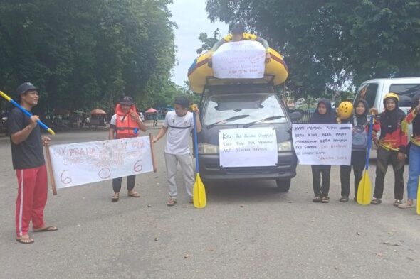 Para atlet Federasi Arung Jeram Indonesia (FAJI) Sumatera Barat menggelar aksi demo di kantor KONI Sumbar pada Selasa (20/8/2024). (Foto: Kompas.com)