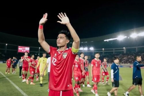 Netizen desak Shin Tae-yong coret Pratama Arhan karena khawatir mentalnya masih terganggu karena kasus yang sedang menimpanya.