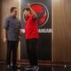 Anies Baswedan berbincang dengan Ketua DPD PDI Perjuangan DKI Jakarta Ady Widjaja usai menggelar pertemuan di kantor DPD PDI Perjuangan, Cakung, Jakarta, Sabtu (24/8). (ist)