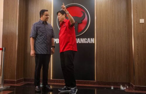 Anies Baswedan berbincang dengan Ketua DPD PDI Perjuangan DKI Jakarta Ady Widjaja usai menggelar pertemuan di kantor DPD PDI Perjuangan, Cakung, Jakarta, Sabtu (24/8). (ist)