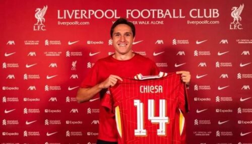 Pemain asal Italia Federico Chiesa saat diperkenalkan menjadi pemain baru Liverpool, Kamis (29/8/2024). (ist)
