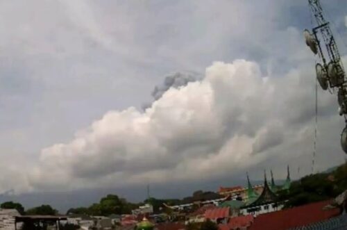 Gunung Marapi yang terletak di Kabupaten Tanahdatar dan Agam, Provinsi Sumatera Barat, mengalami erupsi pada pukul 12:40 WIB, Rabu (21/8/2024). (ist)