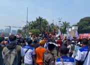 Protes Revisi UU Pilkada, Massa Demo Darurat Indonesia Memadati Kawasan DPR RI