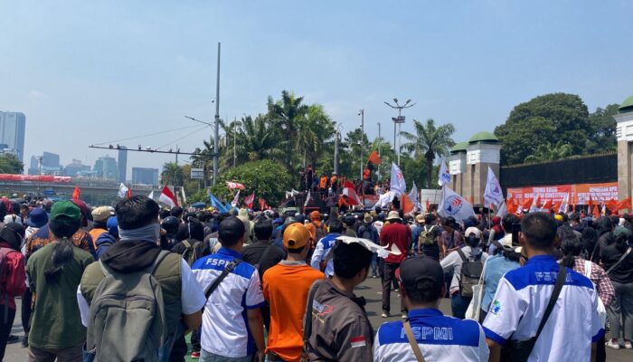 Protes Revisi UU Pilkada, Massa Demo Darurat Indonesia Memadati Kawasan DPR RI