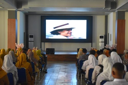 Guru dan siswa SMP se-Kota Padang ikuti kegiatan nonton film dan bedah novel Siti Nurbaya, di Gedung Bagindo Aziz Chan Youth Center, Senin (5/8). (ist)