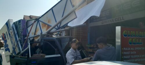 Tim Bapenda Kota Padang melakukan pengawasan dan membongkar papan reklame yang sudah dipasang, namun belum memiliki izin tayang disejumlah kawasan di Kota Padang, Kamis (15/8). (ist)