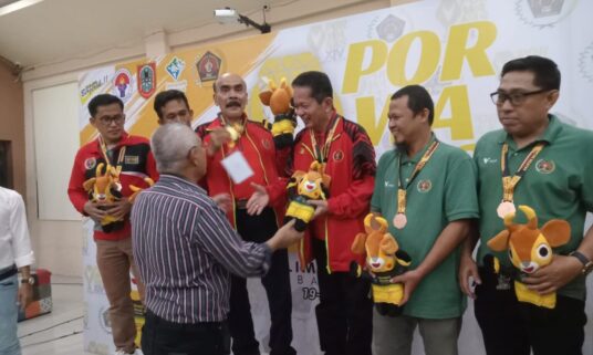 Atlet Domino PWI Sumbar meraih medali emas di Cabor Domino pada Porwanas XIV. (Foto: Istimewa)