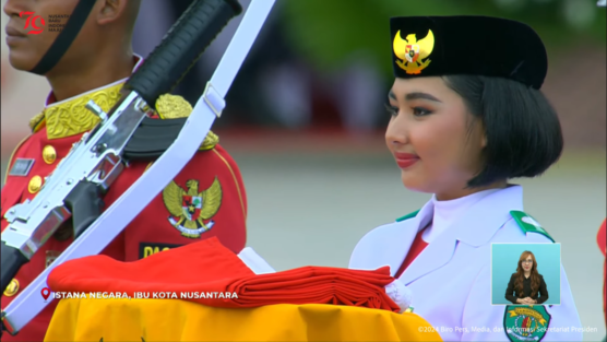 Livenia Evelyn Kurniawan, pembawa baki pada upacara HUT RI ke-79 di Ibu Kota Nusantara (IKN). (Tangkapan Layar Youtube Sekretariat Presiden)
