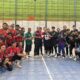Sekum ABTI Sumbar, Septri bertukar cenderamata dengan tim Handballers sebelum bertanding di ajang Internasional Handball Friendly Match 2024 yang digelar di Futsal Hub Kota Damansara Selangor Malaysia. (Foto: Humas ABTI Sumbar)