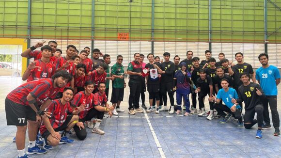 Sekum ABTI Sumbar, Septri bertukar cenderamata dengan tim Handballers sebelum bertanding di ajang Internasional Handball Friendly Match 2024 yang digelar di Futsal Hub Kota Damansara Selangor Malaysia. (Foto: Humas ABTI Sumbar)