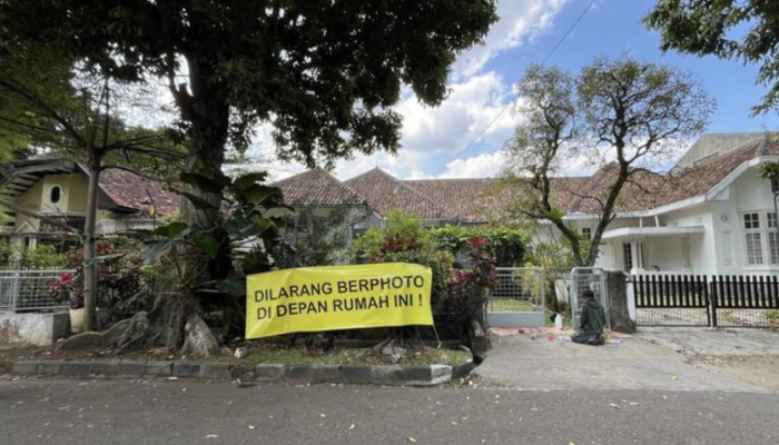 Merasa Terganggu, Pemilik Rumah Milea Bandung Pasang Spanduk Dilarang Berfoto