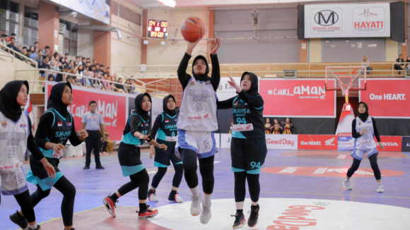 Tim basket SMAN 1 Solok (putih) saat berlaga di DBL Padang. (Foto: DBL Padang)