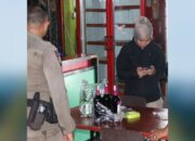 Satpol PP Padang Razia Miras, Puluhan Botol Diamankan