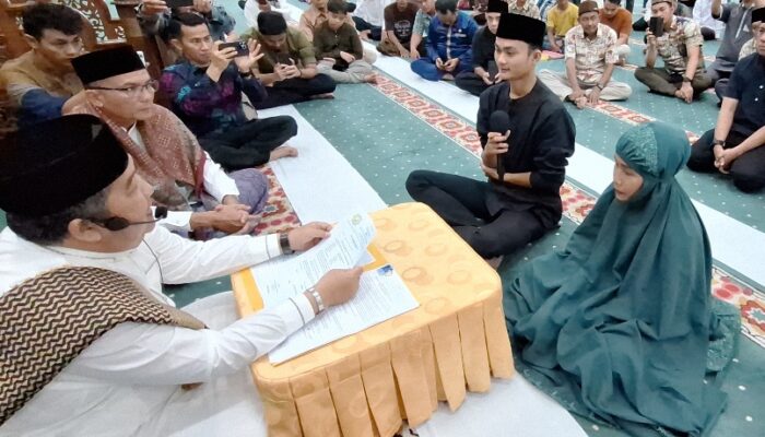 Dua Warga Pekanbaru Resmi Masuk Islam di Masjid Agung Annur Riau