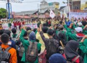Aksi Mahasiswa Tolak Oligarki dan Politik Dinasti, DPRD Sumbar Diserbu