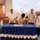 Ketua KPU Sumbar Surya Efitrimen didampingi Dirut RSUP M Djamil Dr dr Dovy Djanas SpOG KFM MARS FISQua menandatangani kerja sama antara KPU Sumbar dengan RSUP M Djamil, Kamis (22/8). (ist)