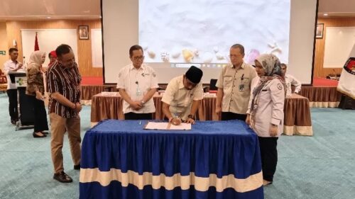 Ketua KPU Sumbar Surya Efitrimen didampingi Dirut RSUP M Djamil Dr dr Dovy Djanas SpOG KFM MARS FISQua menandatangani kerja sama antara KPU Sumbar dengan RSUP M Djamil, Kamis (22/8). (ist)