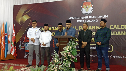 KPU Padang tutup pendaftaran calon pasangan Walikota dan Wakil Walikota, Jumat (30/8/2024) dini hari. (Foto: Ingatlah.com)