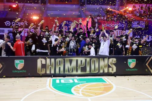 Tim bola basket Pelita Jaya Jakarta angkat trofi juara Indonesia Basketball League (IBL) 2024 setelah menang atas Satria Muda pada pertandingan ketiga final IBL 2024 di Indoor Stadium Sport Centre, Tangerang, Banten, Minggu (4/8). (ist)
