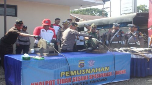 Kapolresta Padang, Kombes Pol Ferry Harahap, melakukan pemusnahan ribuan knalpot brong hasil operasi Satlantas Polresta Padang selama beberapa bulan terakhir, Rabu (31/7), di Mako Polsek Padang Utara. (ist)