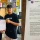 Reyhan Bagus Syahputra, mantan pemain Persikopa Pariaman menunjukkan kontrak yang telah ditandatanganinya bersama Persita Tangerang. (Foto: Diskominfo Pariaman)
