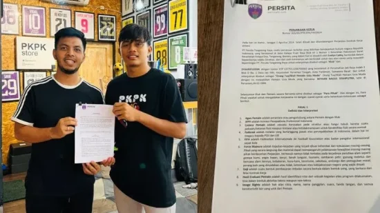 Reyhan Bagus Syahputra, mantan pemain Persikopa Pariaman menunjukkan kontrak yang telah ditandatanganinya bersama Persita Tangerang. (Foto: Diskominfo Pariaman)