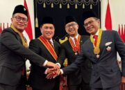 Erick Thohir Terima Bintang Mahaputera Adipradana dari Presiden Jokowi