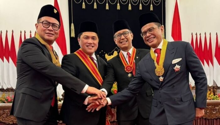 Erick Thohir Terima Bintang Mahaputera Adipradana dari Presiden Jokowi