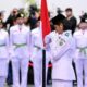 Seorang Paskibraka Putri memegang Bendera Merah Putih (Foto: Instagram Menpora)