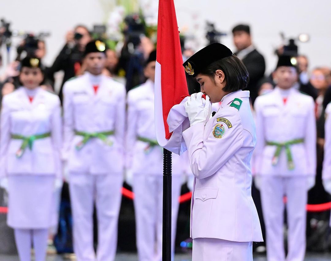 Seorang Paskibraka Putri memegang Bendera Merah Putih (Foto: Instagram Menpora)