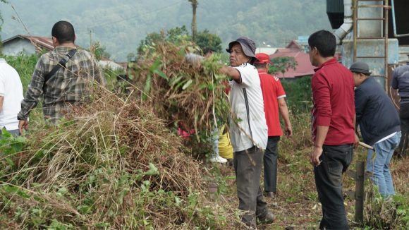 Pemko Padang Panjang goro di sekitar Stasiun Kereta Api Silaing Atas, Jumat (2/8/2024). (Foto: Diskominfo)